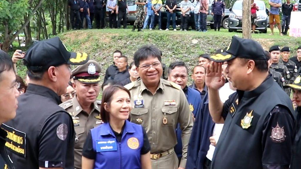 ชาวอุตรดิตถ์เฮ! “รมว.สุชาติ” มอบสมุดประจำตัวทำกินในเขตป่าสงวนแห่งชาติ (คทช.) จังหวัดนำร่อง เกือบ 2,000 ครอบครัว สร้างความมั่นคงให้ลูกหลานในอนาคต (มีคลิป) 2 Image51
