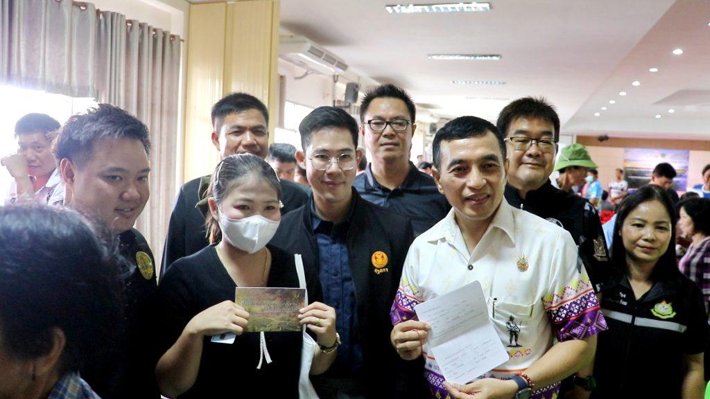"ผวจ.สันติ" มอบสมุดประจำตัว คทช.ให้ชาวลับแล 1,013 ราย อาศัยในเขตป่าสงวนฯถูกต้องตามกฏหมาย มรดกให้ทายาท ไม่ต้องถูกไล่รื้อ ห้ามซื้อขาย แลกเปลี่ยน ให้เช่าซื้อ ให้ยืม (มีคลิป) 32 Image46 1