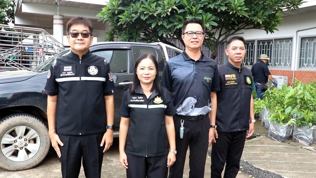 "ผวจ.สันติ" มอบสมุดประจำตัว คทช.ให้ชาวลับแล 1,013 ราย อาศัยในเขตป่าสงวนฯถูกต้องตามกฏหมาย มรดกให้ทายาท ไม่ต้องถูกไล่รื้อ ห้ามซื้อขาย แลกเปลี่ยน ให้เช่าซื้อ ให้ยืม (มีคลิป) 39 Image49 1