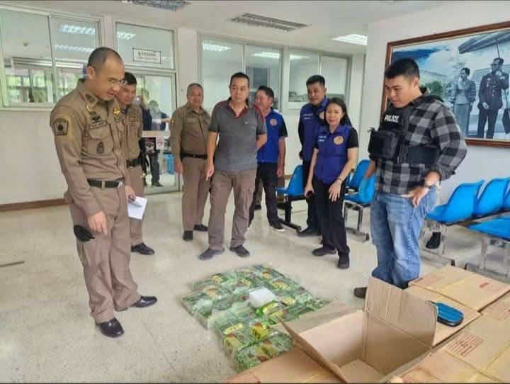 ผู้ว่าฯ "สันติ" พร้อมผู้การตำรวจ "สุเทพ" นำทีมแถลงข่าว จับยา "ไอซ์" ล็อตมหึมา 300 กก. ซุกเก๋ง 7 ที่นั่ง คาด่านหน้าวัดประชาราม ตำรวจ-ปกครองอำเภอท่าปลา รวบผู้ต้องหาคนประจวบฯ (มีคลิป) 21 1390498