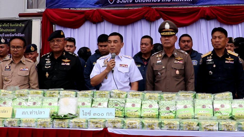 ผู้ว่าฯ "สันติ" พร้อมผู้การตำรวจ "สุเทพ" นำทีมแถลงข่าว จับยา "ไอซ์" ล็อตมหึมา 300 กก. ซุกเก๋ง 7 ที่นั่ง คาด่านหน้าวัดประชาราม ตำรวจ-ปกครองอำเภอท่าปลา รวบผู้ต้องหาคนประจวบฯ (มีคลิป) 3 Image1 1