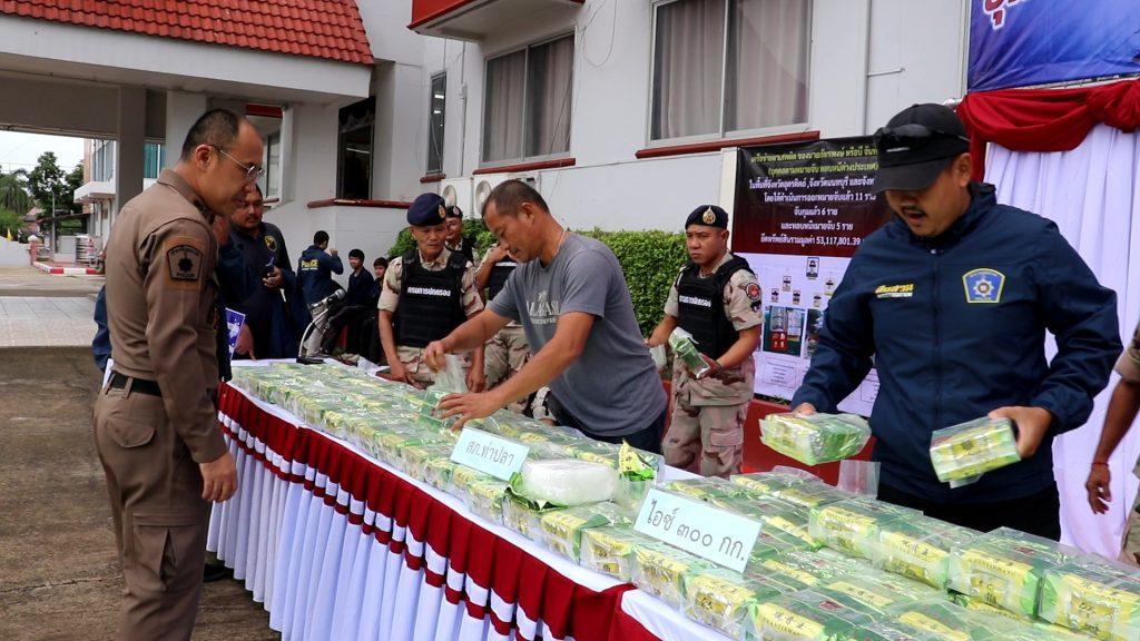 ผู้ว่าฯ "สันติ" พร้อมผู้การตำรวจ "สุเทพ" นำทีมแถลงข่าว จับยา "ไอซ์" ล็อตมหึมา 300 กก. ซุกเก๋ง 7 ที่นั่ง คาด่านหน้าวัดประชาราม ตำรวจ-ปกครองอำเภอท่าปลา รวบผู้ต้องหาคนประจวบฯ (มีคลิป) 6 Image13 2
