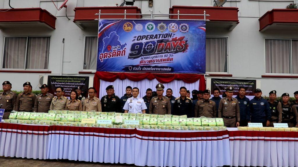 ผู้ว่าฯ "สันติ" พร้อมผู้การตำรวจ "สุเทพ" นำทีมแถลงข่าว จับยา "ไอซ์" ล็อตมหึมา 300 กก. ซุกเก๋ง 7 ที่นั่ง คาด่านหน้าวัดประชาราม ตำรวจ-ปกครองอำเภอท่าปลา รวบผู้ต้องหาคนประจวบฯ (มีคลิป) 2 Image40 1