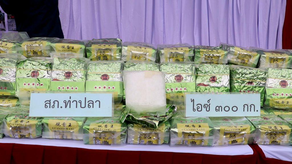 ผู้ว่าฯ "สันติ" พร้อมผู้การตำรวจ "สุเทพ" นำทีมแถลงข่าว จับยา "ไอซ์" ล็อตมหึมา 300 กก. ซุกเก๋ง 7 ที่นั่ง คาด่านหน้าวัดประชาราม ตำรวจ-ปกครองอำเภอท่าปลา รวบผู้ต้องหาคนประจวบฯ (มีคลิป) 4 Image5 1