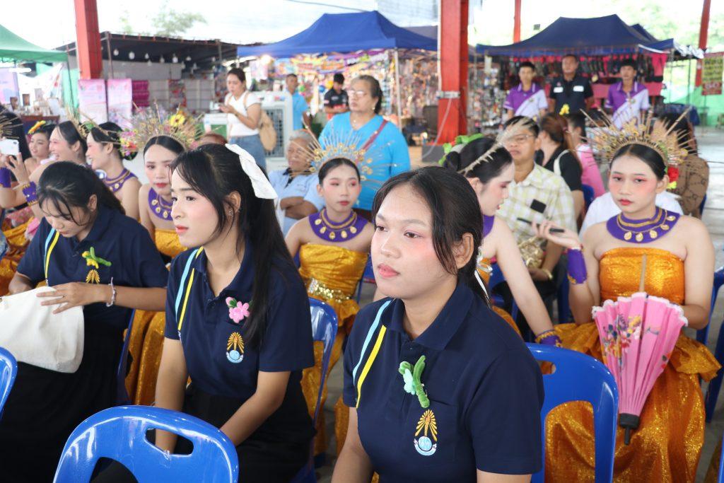 ผู้ว่าฯ "สันติ" เปิดงานวันตลาดผลไม้ตำบลน้ำริด ประชาสัมพันธ์และส่งเสริมผลไม้ชาวสวนออกสู่ตลาด เข้าถึงผู้บริโภคมากขึ้น กระตุ้นเศรษฐกิจ สร้างโอกาสช่องทางระบายสินค้าเพิ่มมูลค่าผลผลิตแก่เกษตรกร 15 IMG 2084
