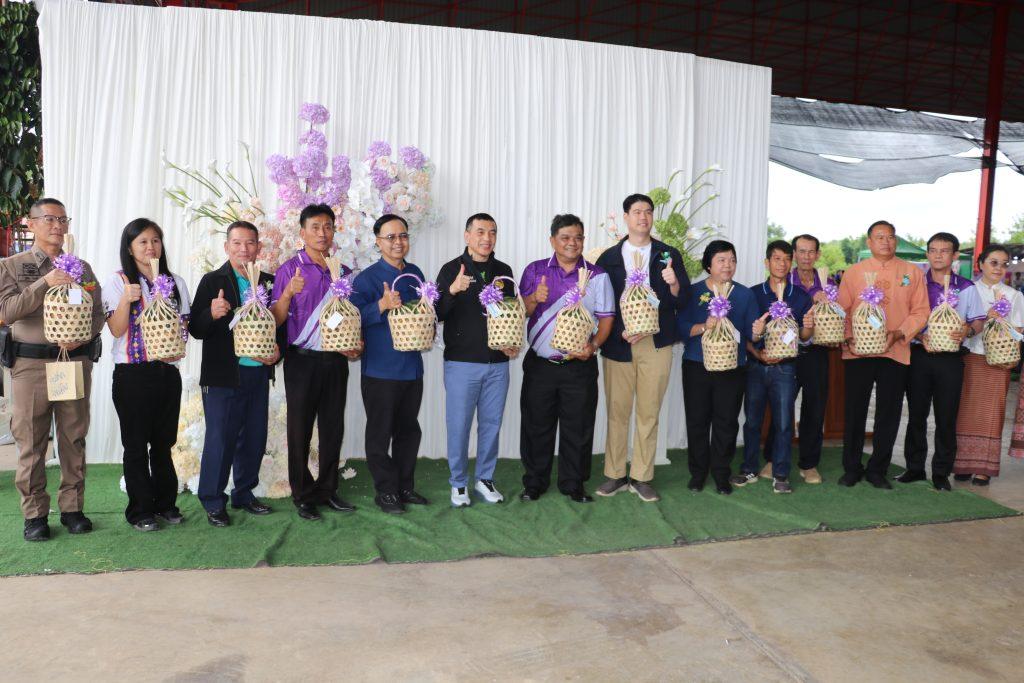 ผู้ว่าฯ "สันติ" เปิดงานวันตลาดผลไม้ตำบลน้ำริด ประชาสัมพันธ์และส่งเสริมผลไม้ชาวสวนออกสู่ตลาด เข้าถึงผู้บริโภคมากขึ้น กระตุ้นเศรษฐกิจ สร้างโอกาสช่องทางระบายสินค้าเพิ่มมูลค่าผลผลิตแก่เกษตรกร 32 IMG 2152