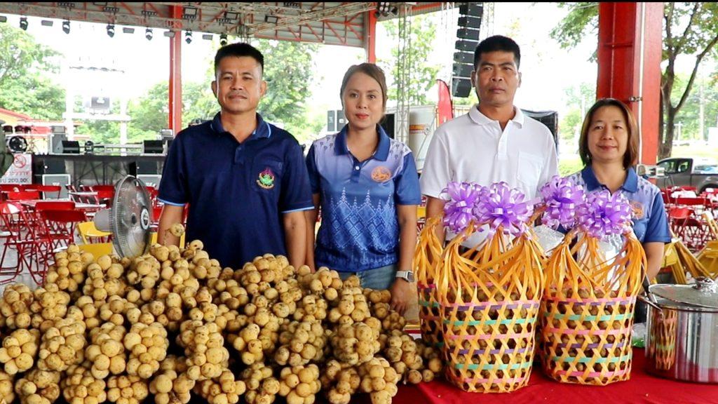 ผู้ว่าฯ "สันติ" เปิดงานวันตลาดผลไม้ตำบลน้ำริด ประชาสัมพันธ์และส่งเสริมผลไม้ชาวสวนออกสู่ตลาด เข้าถึงผู้บริโภคมากขึ้น กระตุ้นเศรษฐกิจ สร้างโอกาสช่องทางระบายสินค้าเพิ่มมูลค่าผลผลิตแก่เกษตรกร 17 Image14
