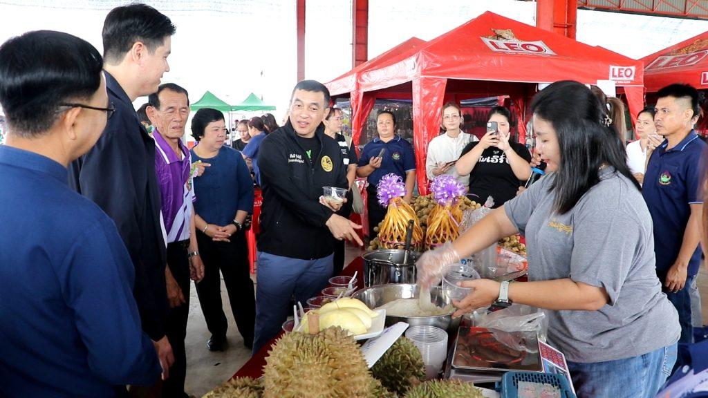 ผู้ว่าฯ "สันติ" เปิดงานวันตลาดผลไม้ตำบลน้ำริด ประชาสัมพันธ์และส่งเสริมผลไม้ชาวสวนออกสู่ตลาด เข้าถึงผู้บริโภคมากขึ้น กระตุ้นเศรษฐกิจ สร้างโอกาสช่องทางระบายสินค้าเพิ่มมูลค่าผลผลิตแก่เกษตรกร 28 Image28