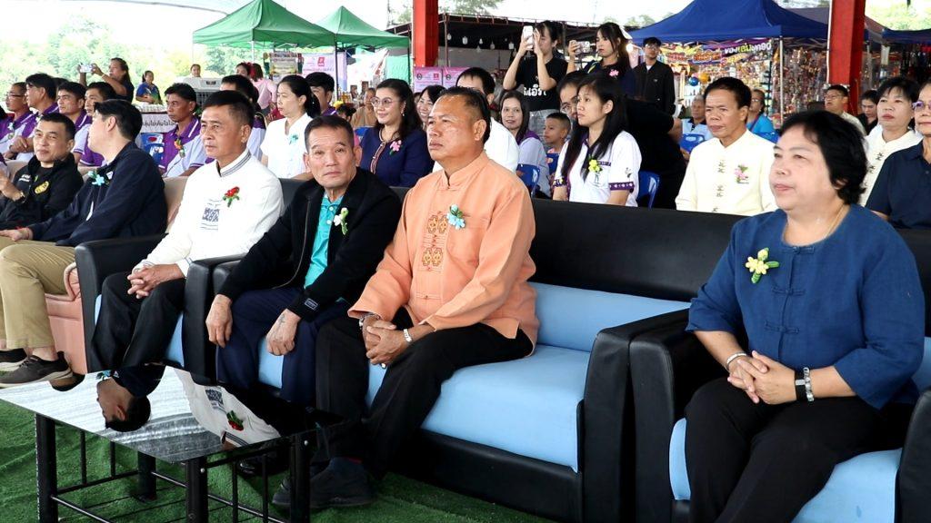 ผู้ว่าฯ "สันติ" เปิดงานวันตลาดผลไม้ตำบลน้ำริด ประชาสัมพันธ์และส่งเสริมผลไม้ชาวสวนออกสู่ตลาด เข้าถึงผู้บริโภคมากขึ้น กระตุ้นเศรษฐกิจ สร้างโอกาสช่องทางระบายสินค้าเพิ่มมูลค่าผลผลิตแก่เกษตรกร 11 Image7