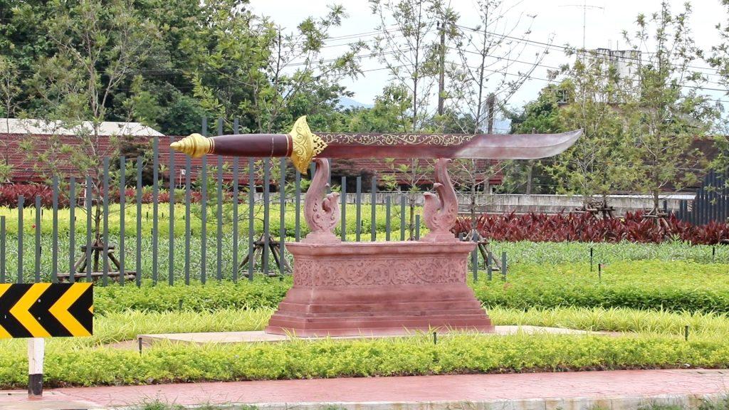 แขวงทางหลวงอุตรดิตถ์ ปรับภูมิทัศน์วงเวียนวังสีสูบ “จุดแลนด์มาร์ค์” โชว์อัตลักษณ์จังหวัด วิศวกรรมทางหลวง นำผลไม้ยักษ์ ลางสาด ลองกอง ทุเรียนหลง-หลินลับแล สัปรดห้วยมุ่นและดาบน้ำพี้ ส่งเสริมการท่องเที่ยว 4 Image1