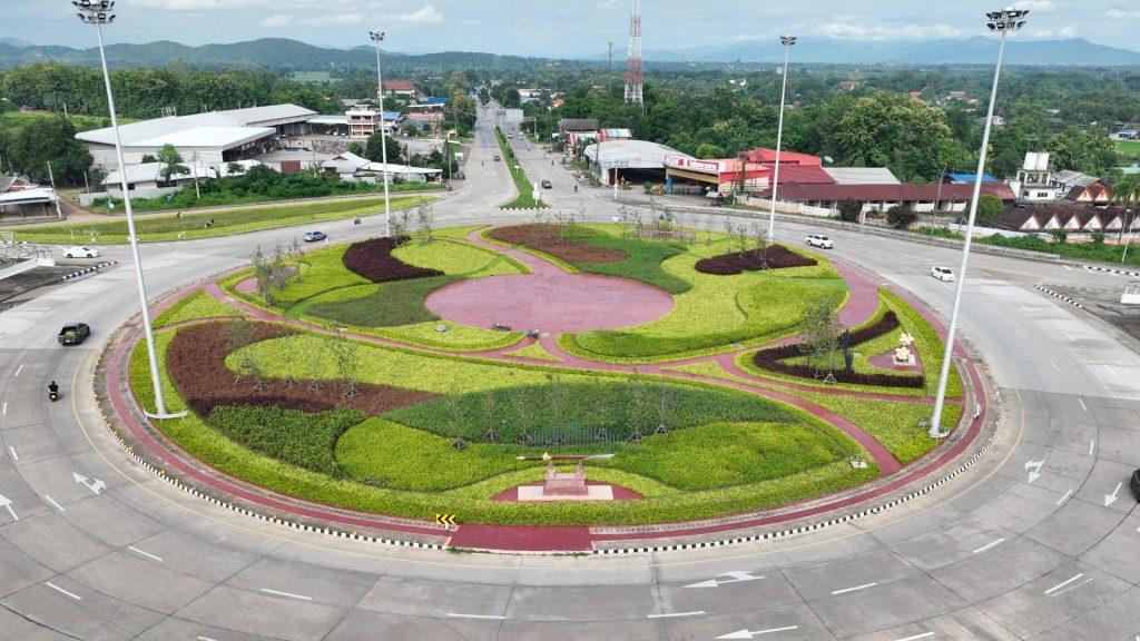 แขวงทางหลวงอุตรดิตถ์ ปรับภูมิทัศน์วงเวียนวังสีสูบ “จุดแลนด์มาร์ค์” โชว์อัตลักษณ์จังหวัด วิศวกรรมทางหลวง นำผลไม้ยักษ์ ลางสาด ลองกอง ทุเรียนหลง-หลินลับแล สัปรดห้วยมุ่นและดาบน้ำพี้ ส่งเสริมการท่องเที่ยว 18 Image12.1