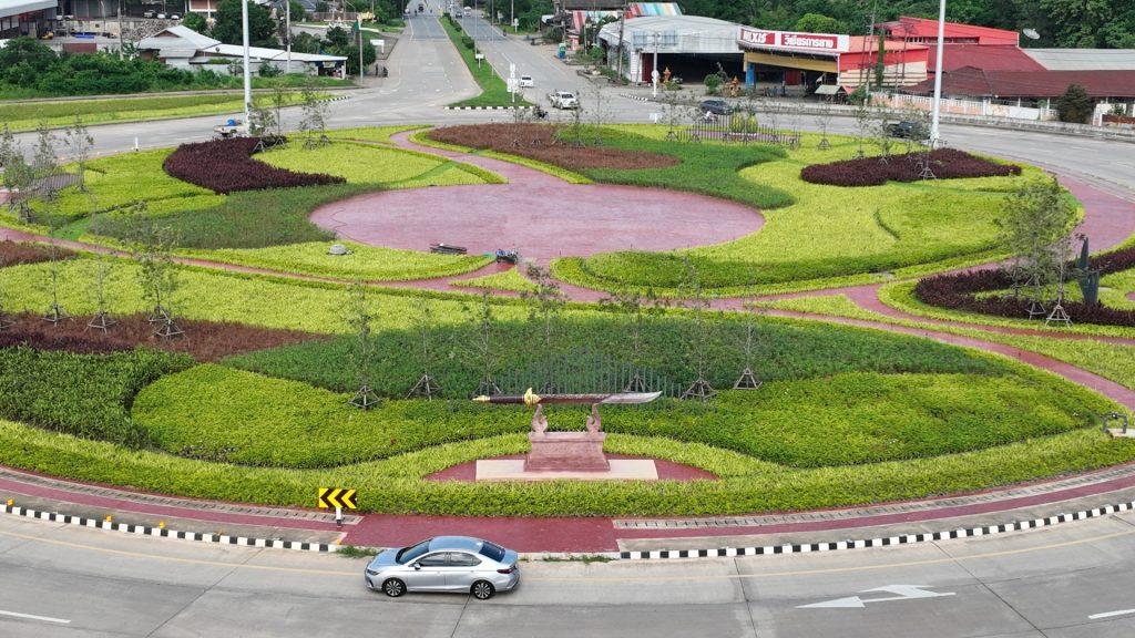แขวงทางหลวงอุตรดิตถ์ ปรับภูมิทัศน์วงเวียนวังสีสูบ “จุดแลนด์มาร์ค์” โชว์อัตลักษณ์จังหวัด วิศวกรรมทางหลวง นำผลไม้ยักษ์ ลางสาด ลองกอง ทุเรียนหลง-หลินลับแล สัปรดห้วยมุ่นและดาบน้ำพี้ ส่งเสริมการท่องเที่ยว 20 Image12.3
