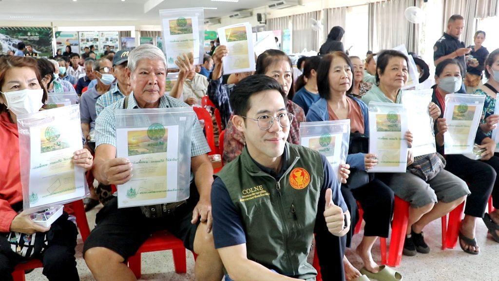 ชาวลับแลยิ้ม! ดร.รวีวรรณ ปลัดกระทรวงทรัพย์ฯ มอบสมุดดิจิทัลรับรองสิทธิทำกินแห่งแรกในพื้นที่ป่าไม้ถาวร แก่ชาวตำบลแม่พูล 370 ราย 496 แปลง กว่า 2,054 ไร่ พร้อมต้นไม้มีค่าอีก 13 ชนิด ยกระดับคุณภาพชีวิต อนุรักษ์ ฟื้นฟูสภาพป่า 33 Image16 1