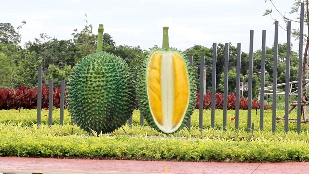 แขวงทางหลวงอุตรดิตถ์ ปรับภูมิทัศน์วงเวียนวังสีสูบ “จุดแลนด์มาร์ค์” โชว์อัตลักษณ์จังหวัด วิศวกรรมทางหลวง นำผลไม้ยักษ์ ลางสาด ลองกอง ทุเรียนหลง-หลินลับแล สัปรดห้วยมุ่นและดาบน้ำพี้ ส่งเสริมการท่องเที่ยว 7 Image4