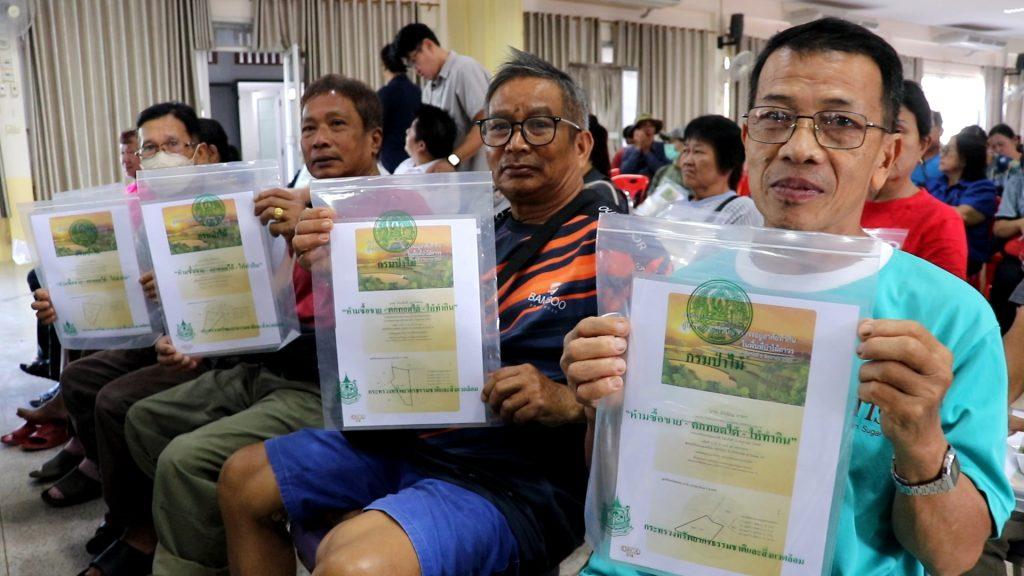 ชาวลับแลยิ้ม! ดร.รวีวรรณ ปลัดกระทรวงทรัพย์ฯ มอบสมุดดิจิทัลรับรองสิทธิทำกินแห่งแรกในพื้นที่ป่าไม้ถาวร แก่ชาวตำบลแม่พูล 370 ราย 496 แปลง กว่า 2,054 ไร่ พร้อมต้นไม้มีค่าอีก 13 ชนิด ยกระดับคุณภาพชีวิต อนุรักษ์ ฟื้นฟูสภาพป่า 21 Image5 2